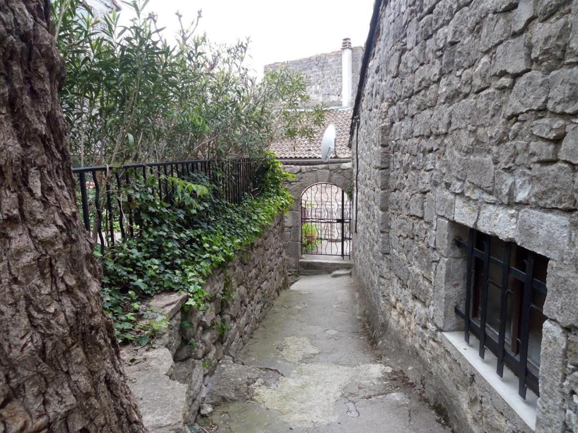Maison Pierre Et Voute Au Coeur Du Village Balazuc Exterior photo